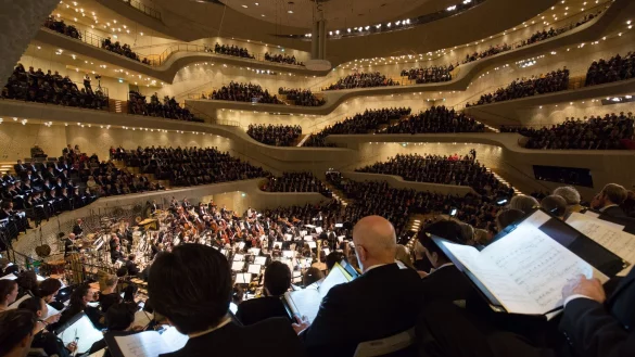 Hier spielt das Philharmonische Staatsorchester Hamburg noch im Gro&szlig;en Saal der Elbphilharmonie - bald wird es New York sein. - &copy; Christian Charisius/dpa
