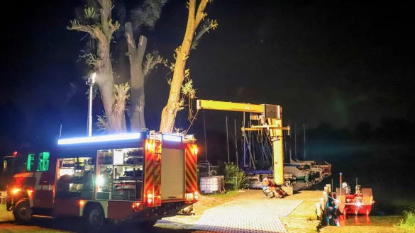 Rettungskr&auml;fte der Feuerwehr sind an der Absturzstelle am Baggersee Rohrk&ouml;pfle im Einsatz. - &copy; Fabian Geier/EinsatzReport24/dpa