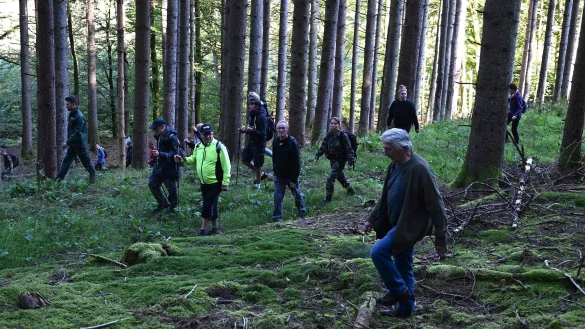 Die Suchaktion in und um Saint-Blaise-la-Roche unter Anleitung der Polizei und von Forstbeamten. - &copy; Patrick Hertzog/AFP/dpa