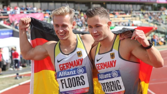 Der Deutsche Felix Streng (r) und Johannes Floors (l) feiern ihre Gold- und Silbermedaillen. - &copy; Jens B&uuml;ttner/dpa-Zentralbild/dpa/Archivbild