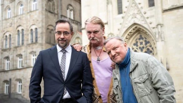 Die Schauspieler Jan Josef Liefers (Prof. Karl-Friedrich Boerne), Detlev Buck (als Stadtschreiber Stan Gold) und Axel Prahl (als Kommissar Thiel) posieren in M&uuml;nster f&uuml;r die Fotografen. - &copy; Bernd Thissen/dpa