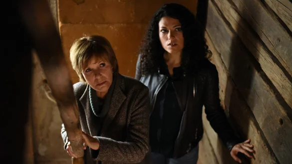 Kommissarin Lucas (Ulrike Kriener, l.) und ihre Kollegin Betty Sedlacek (Claudia Kottal, r.) ahnen noch nicht, was sie auf dem Dachboden erwartet. - &copy; Barbara Bauriedl/ZDF/dpa