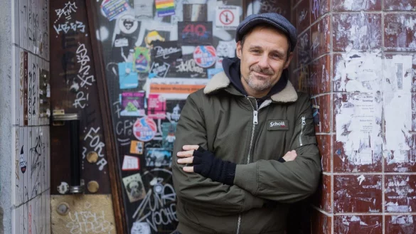 Ingo Knollmann (Ingo Donot), Frontmann und S&auml;nger der deutschen Punk-Band Donots, aufgenommen im Rahmen eines Interviews mit der dpa. - &copy; Rolf Vennenbernd/dpa/Archivbild