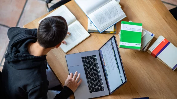 Doppelbelastung: Wer die Abschlussarbeit neben dem ersten Job zu Ende schreiben will, sollte sich dafür einen Zeitplan zurechtlegen. - © Guido Kirchner/dpa/dpa-tmn