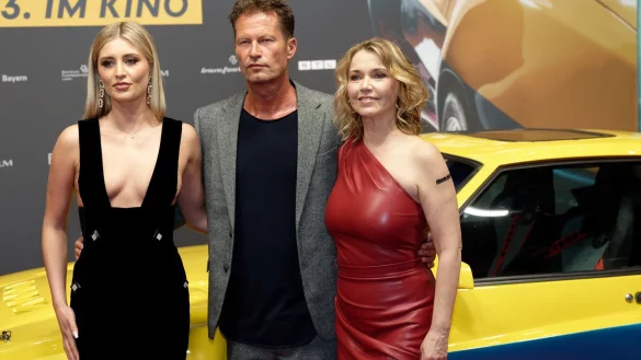 Luna Schweiger (l), Til Schweiger und Tina Ruland bei der Premiere in K&ouml;ln. - &copy; Henning Kaiser/dpa