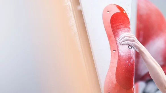 Eine Sportlerin h&auml;lt sich beim Bouldern an einem Griff fest. - &copy; Marcel Kusch/dpa/Archivbild