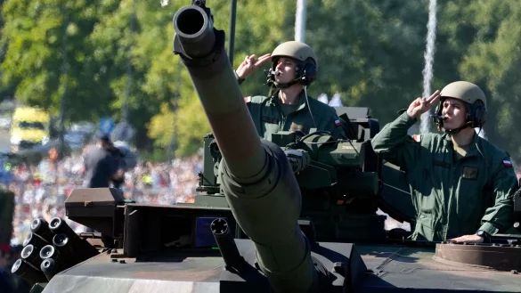 Der Feiertag erinnert an den Sieg &uuml;ber Sowjetrussland in der Schlacht von Warschau 1920 w&auml;hrend des polnisch-sowjetischen Krieges. - &copy; Czarek Sokolowski/AP/dpa