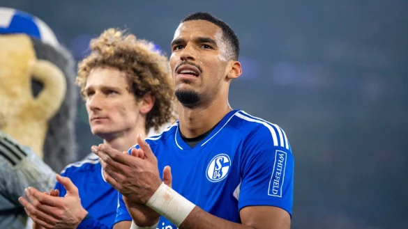 Der Schalker Moritz Jenz (r) zeigte auch im Derby gegen den BVB eine starke Leistung. - &copy; David Inderlied/dpa