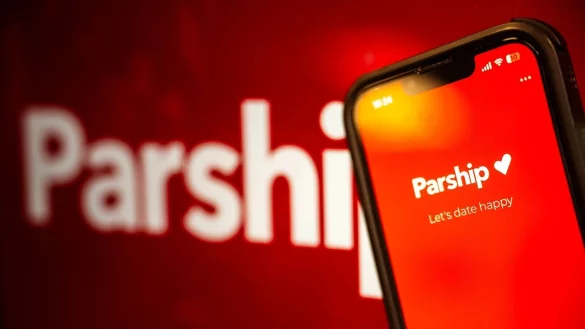 Die App der Online-Partnervermittlung Parship auf einem Smartphone. - © Sina Schuldt/dpa