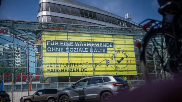 Das Plakatmotiv der neuen CDU-Kampagne ist groß an der Fassade der CDU-Parteizentrale in Berlin angebracht. - © Michael Kappeler/dpa