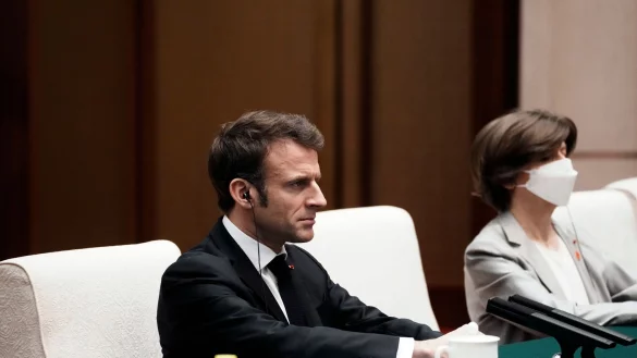 Der französische Präsident Emmanuel Macron wird international für seine Aussage im Zusammenhang mit dem Taiwan-Konflikt kritisiert. - © Thibault Camus/Pool AP/AP