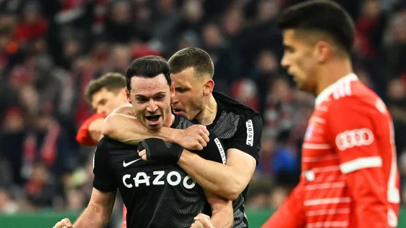 Freiburgs Nicolas H&ouml;fler (l) jubelt nach seinem Treffer gegen die Bayern. - &copy; Sven Hoppe/dpa