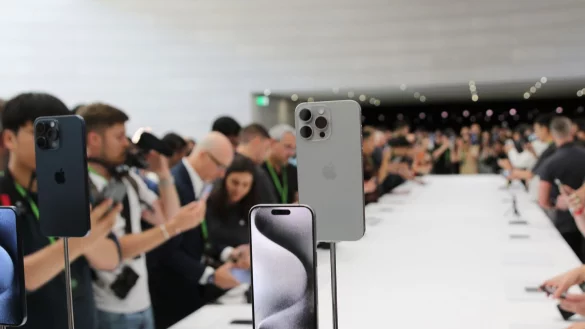 Journalisten umlagern auf dem Apple-Event das neue iPhone 15 Pro im Steve-Jobs-Theater auf dem Firmencampus in Cupertino. - &copy; Christoph Dernbach/dpa