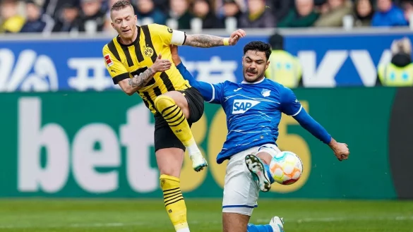 BVB-Kapit&auml;n Marco Reus (l) spielt auch um einen neuen Vertrag. - &copy; Uwe Anspach/dpa