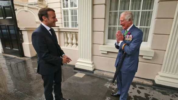 Der damalige britische Prinz Charles (r) 2020 mit Pr&auml;sident Emmanuel Macron in London. - &copy; Jonathan Brady/PA Pool/AP