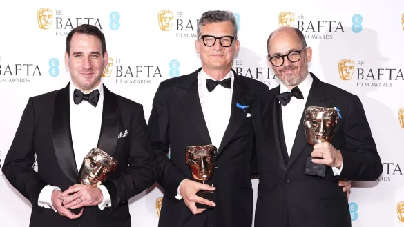 James Friend (l-r), Malte Grunert und Edward Berger posieren mit ihren Bafta-Troph&auml;en. - &copy; Ian West/PA Wire/dpa