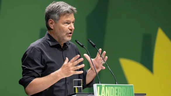 Bundeswirtschaftsminister Robert Habeck spricht sich gegen einen zu starken Fokus auf Wasserstoff beim Heizen aus. - &copy; Boris Roessler/dpa