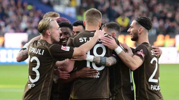 Der FC St. Pauli nimmt aus Kiel drei Punkte mit. - &copy; Daniel Bockwoldt/dpa