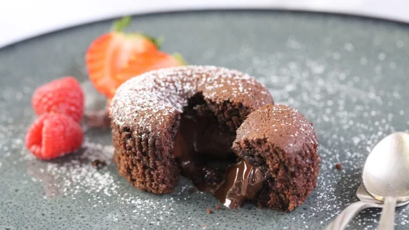 Fl&uuml;ssige Schokolade flie&szlig;t aus dem Muffin. - &copy; Beate W&ouml;llstein/dpa-tmn