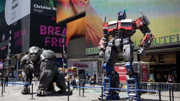&Uuml;bergro&szlig;e Roboterfiguren stehen auf dem Times Square,um f&uuml;r den &laquo;Transformers&raquo;-Film zu werben. - &copy; Vanessa Carvalho/ZUMA Press Wire/dpa