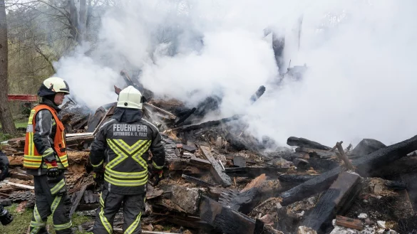 Feuerwehrleute stehen neben den noch rauchenden Tr&uuml;mmern des ehemaligen Hauses des &laquo;Kannibalen von Rotenburg&raquo;. - &copy; Boris Roessler/dpa