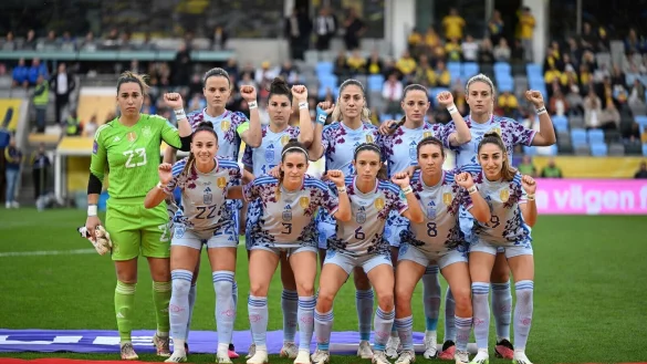 Die spanischen Spielerinnen protestierten beim Teamfoto mit erhobener Faust. - &copy; Bjorn Larsson Rosvall/TT News Agency/AP/dpa