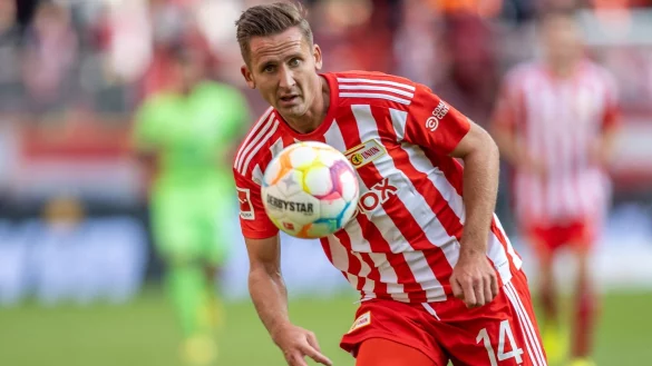 Paul Seguin von Union Berlin spielt den Ball. - &copy; Andreas Gora/dpa
