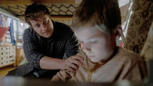 Ronny (Johann Barnstorf) ist traurig, weil seine Mutter noch nicht angerufen hat und wird von Matthias (Thomas Schubert) &uuml;berredet, seine Geschenke auszupacken. - &copy; Stefan Erhard/MDR/ARD/dpa