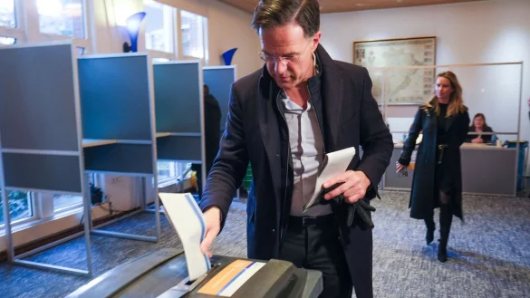 Mark Rutte, Premierminister der Niederlande, gibt in Den Haag seine Steimme f&uuml;r die Provinzwahlen ab. - &copy; Mike Corder/AP