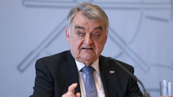 Herbert Reul spricht w&auml;hrend einer Pressekonferenz zur Vorstellung des Verfassungsschutzbericht 2022. - &copy; David Young/dpa