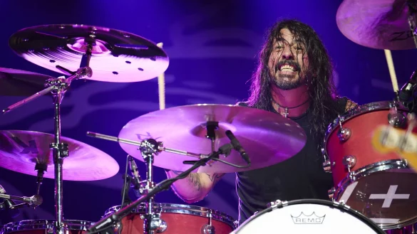 Dave Grohl, Frontman der Foo Fighters, am Schlagzeug im Wembley Stadion. - © Scarlet Page/Mbc/PA Media/dpa