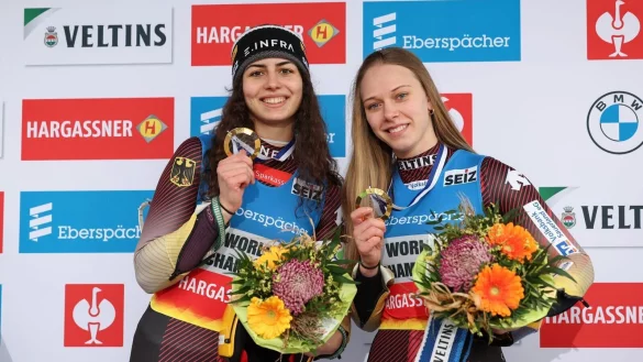 Jessica Degenhardt (l) und Cheyenne Rosenthal (r) aus Deutschland feiern ihren Sieg auf dem Podium. - &copy; Friso Gentsch/dpa