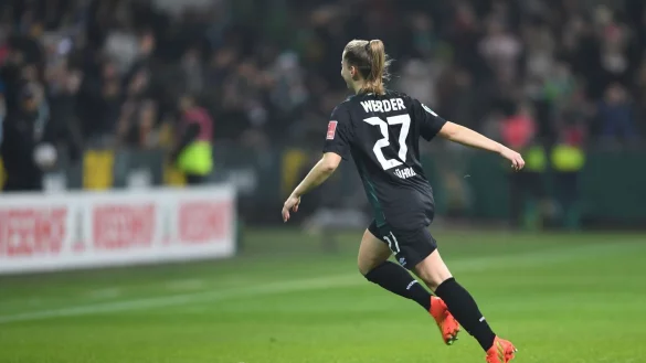 Werders Nina Lührßen jubelt über ihr Tor zum 1:0. Auch gegen Köln erzielte Lührßen das Tor zum 1:0 - © Carmen Jaspersen/dpa/Archivbild