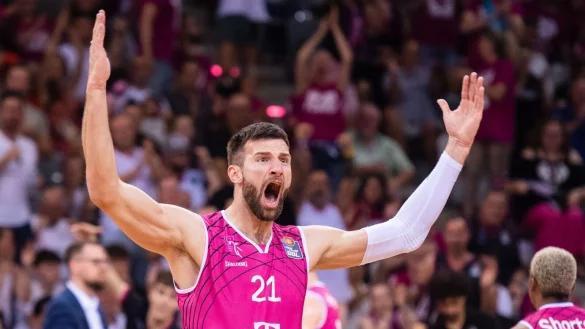 Bonns Leon Kratzer jubelt w&auml;hrend der Partie. - &copy; Marius Becker/dpa