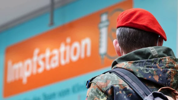 Ein Bundeswehrangeh&ouml;riger kommt nach einem Rundgang aus einer neu eingerichteten Impfstation des Klinikums Stuttgart. - &copy; Marijan Murat/dpa