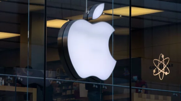 Das Logo des Technologieunternehmens Apple am Apple Store in der Innenstadt von M&uuml;nchen. - &copy; Sven Hoppe/dpa