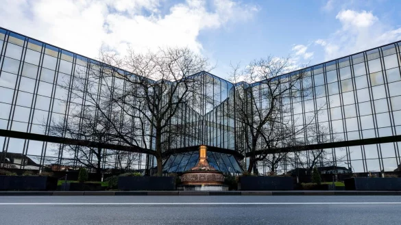 Blick auf das Verwaltungsgebäude der Warsteiner Brauerei. - © David Inderlied/dpa