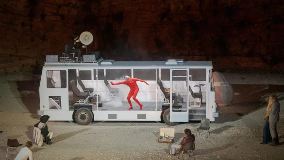 Blick auf die Bühne in Avignon bei einer Aufführung des Theaterstücks «Le Jardin des délices» (Der Garten der Lüste). - © Martin Argyroglo/-/dpa