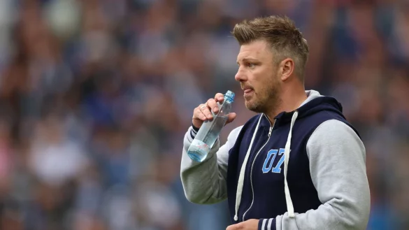 Paderborns Trainer Lukas Kwasniok trinkt aus einer Flasche. Kwasniok wurde in Mallorca in Gewahrsam genommen. - &copy; Friso Gentsch/dpa