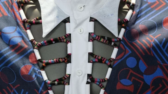 Eine Schaufensterpuppe mit einer bestickten Kreation der Modemacher leonid matthias. - &copy; Bernd Thissen/dpa