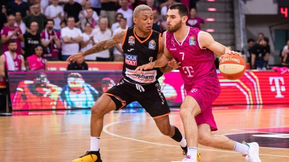 Ulms Yago Mateus dos Santos (l) und Bonns Sebastian Herrera k&auml;mpfen um den Ball. - &copy; Marius Becker/dpa