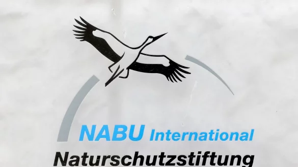 Das Logo von NABU h&auml;ngt am Eingang der Gesch&auml;ftstelle. - &copy; Wolfgang Kumm/dpa/Archivbild
