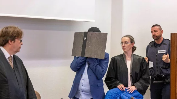 Der Angeklagte und seine beiden Rechtsanw&auml;lte J&uuml;rgen Sch&uuml;ttler (l) und Sybille Weber (r) erwarten den Angeklagten im Gerichtssaal. - &copy; Thomas Banneyer/dpa