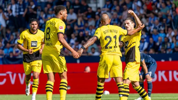 Donyell Malen (2.v.r) rettet Dortmund einen Punkt in Bochum. - &copy; David Inderlied/dpa