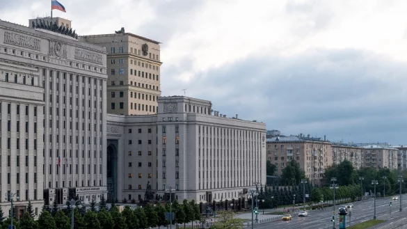 Ein Blick auf das Geb&auml;ude des russischen Verteidigungsministeriums mit Flugabwehrsystemen auf dem Dach in Moskau. - &copy; Uncredited/AP/dpa
