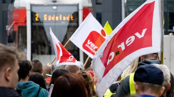 An diesem Montag soll der Verkehr in ganz Deutschland umfassend bestreikt werden. - © Hendrik Schmidt/dpa