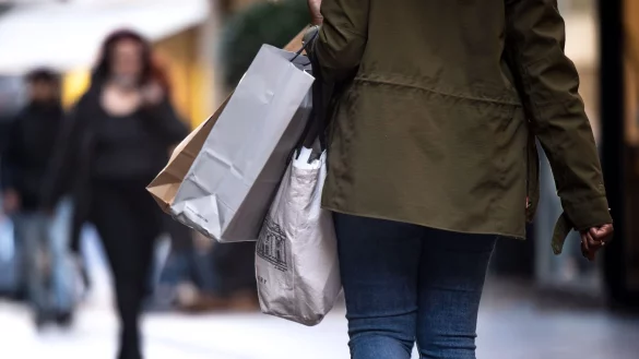 Angesichts der hohen Inflation wollen viele Menschen in Deutschland ihren Konsum einschr&auml;nken. Das zeigt eine Umfrage der Beratungsgesellschaft Simon-Kucher. - &copy; Sina Schuldt/dpa