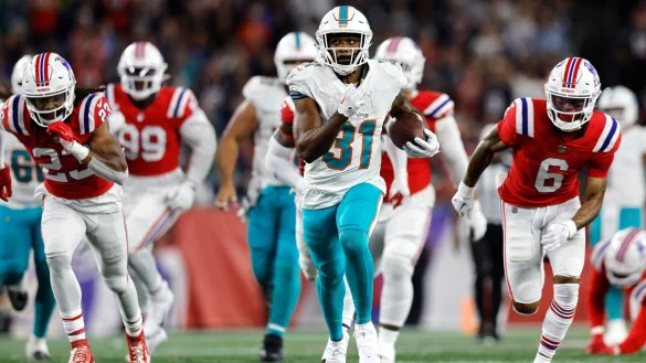Running Back Raheem Mostert von den Miami Dolphins l&auml;uft den New England Patriots zu einem Touchdown davon. - &copy; Michael Dwyer/AP