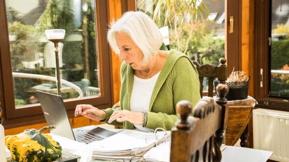 Nicht alles auf einmal: Unterteilt man die Steuererkl&auml;rung in kleine Schritte, f&auml;llt das Anfangen leichter. - &copy; Christin Klose/dpa-tmn