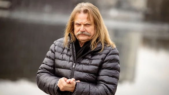 Leslie Mandoki, Musiker und Musikproduzent, steht an der East Side Gallery in Berlin vor der Spree. - &copy; Christian Ender/TNN/dpa